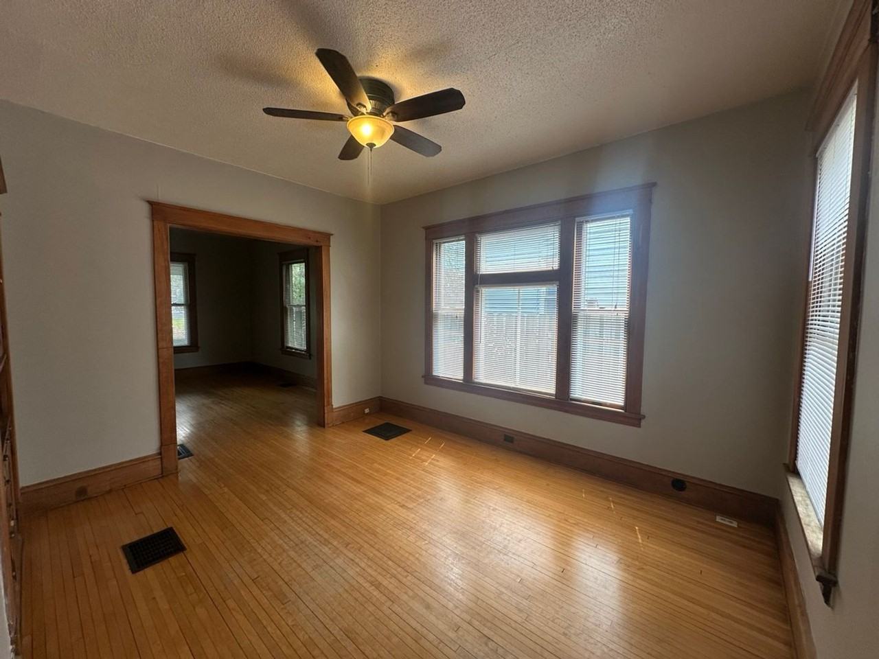 453 Wheeler St N - Photo 4 of 27
