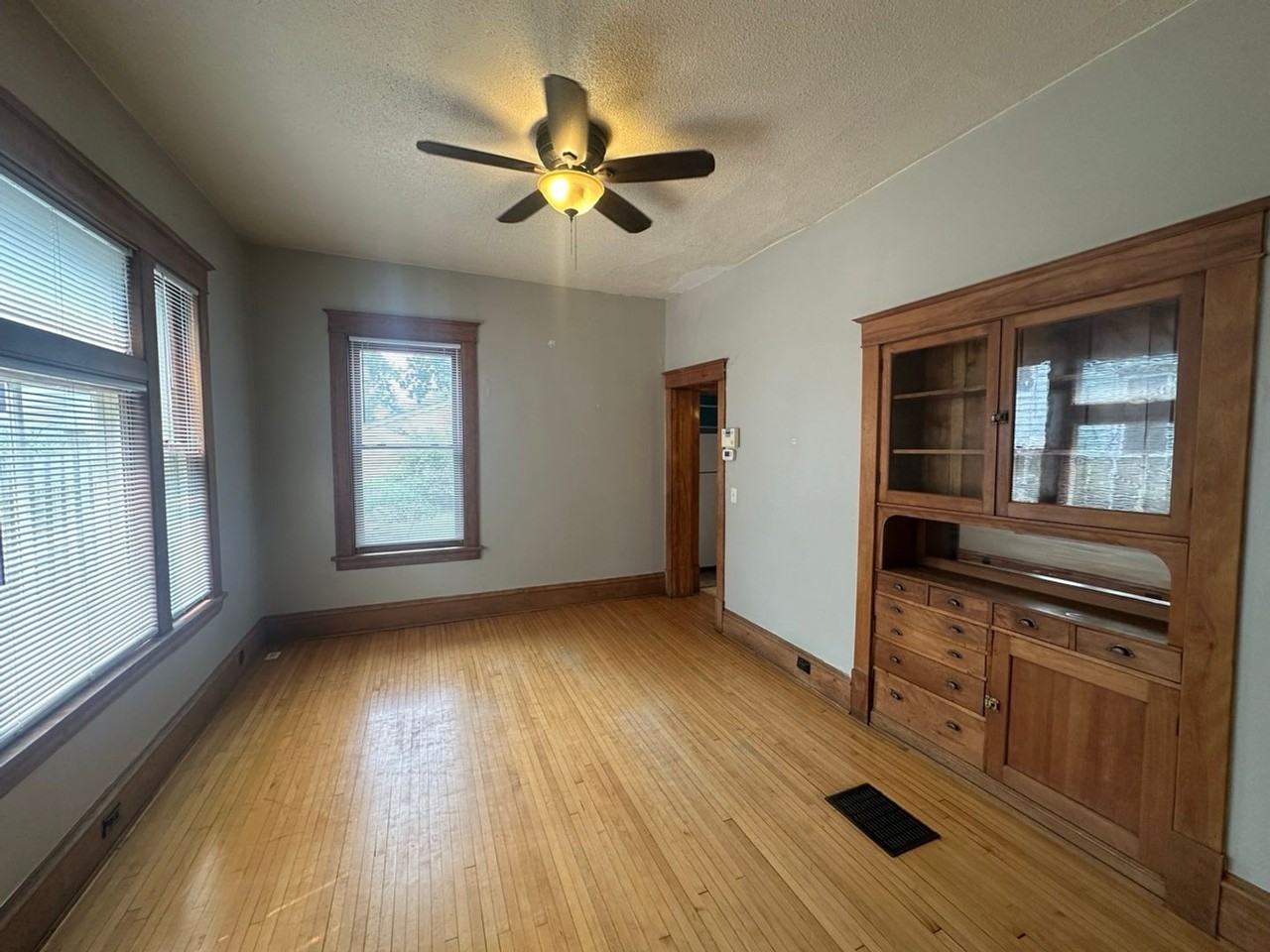 453 Wheeler St N - Photo 5 of 27