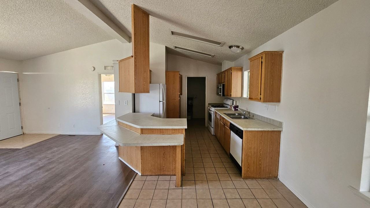 21761 Wisteria St - Photo 4 of 16
