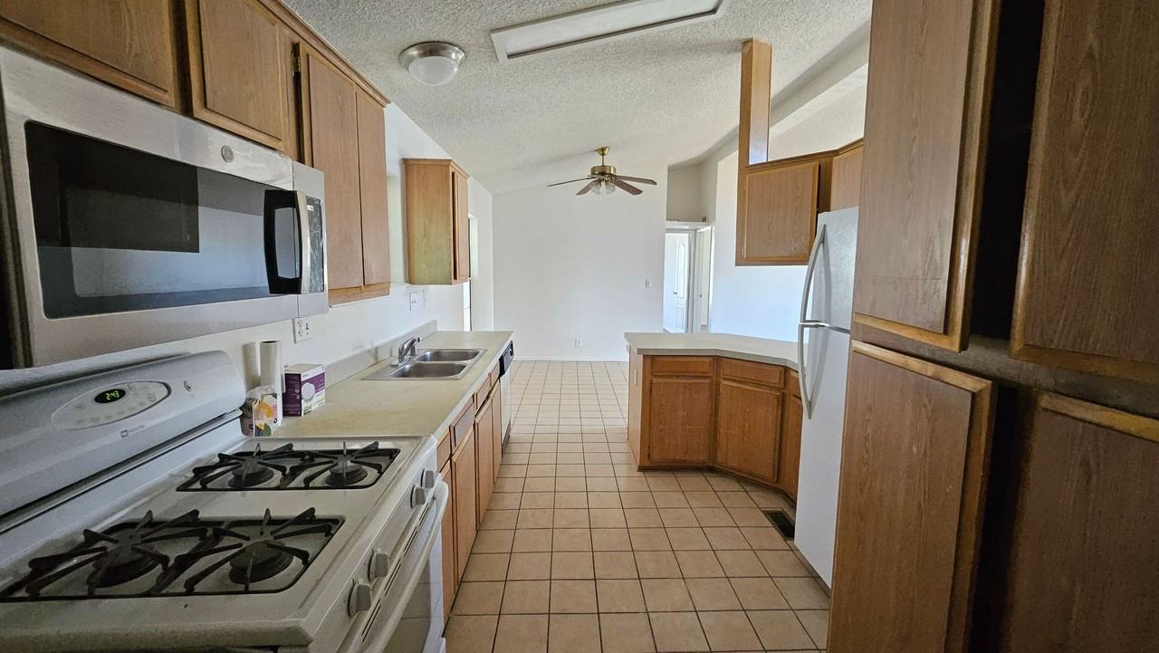 21761 Wisteria St - Photo 5 of 16
