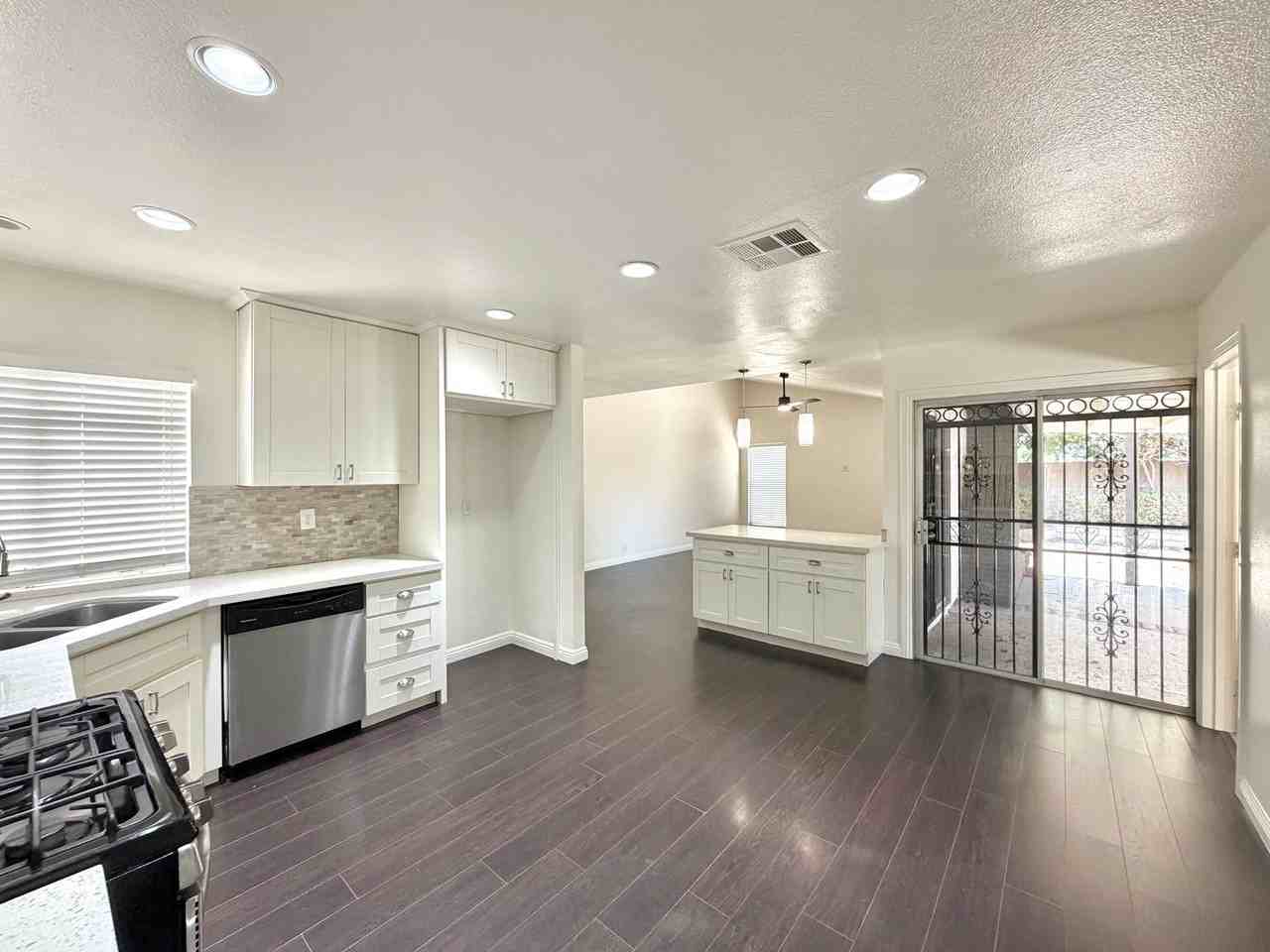 6961 Halstead Ave - Photo 7 of 20