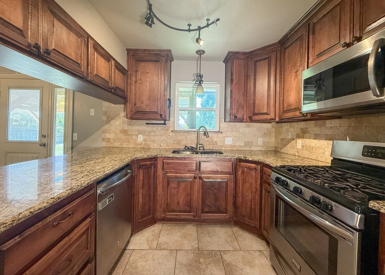 16 Sw 148th St - Photo 5 of 25