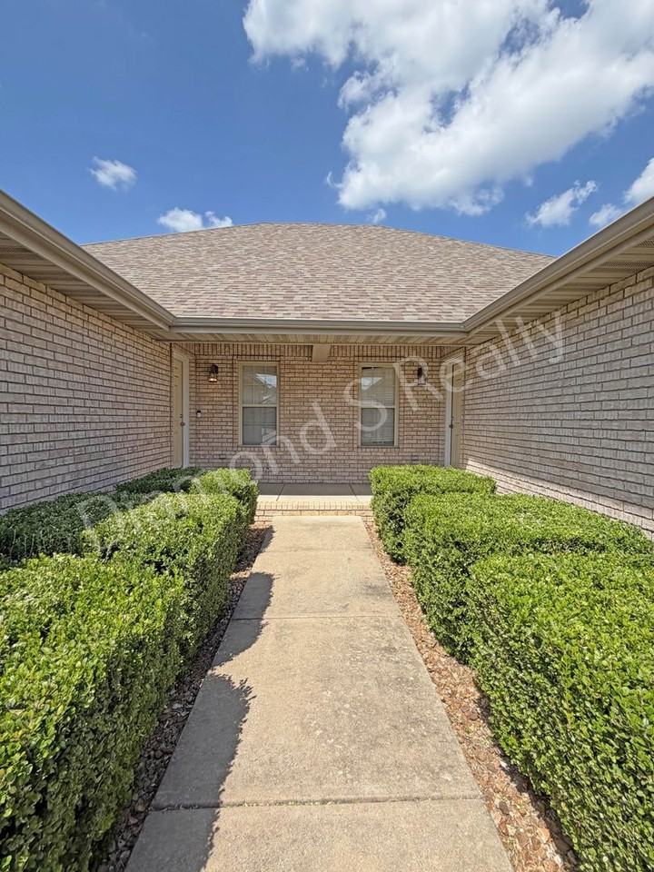 1331 W Sackett St - Photo 3 of 20
