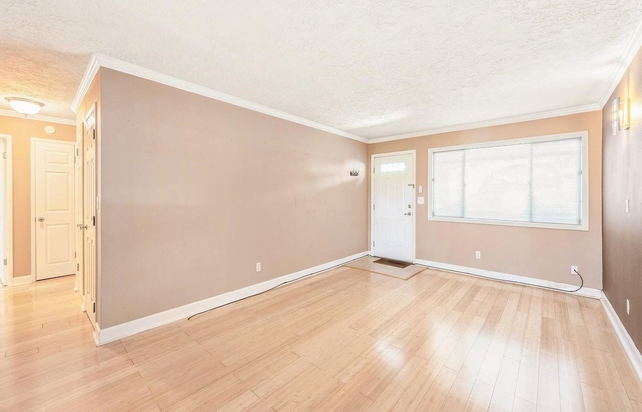 1015 Sw Bertha Blvd - Photo 4 of 25