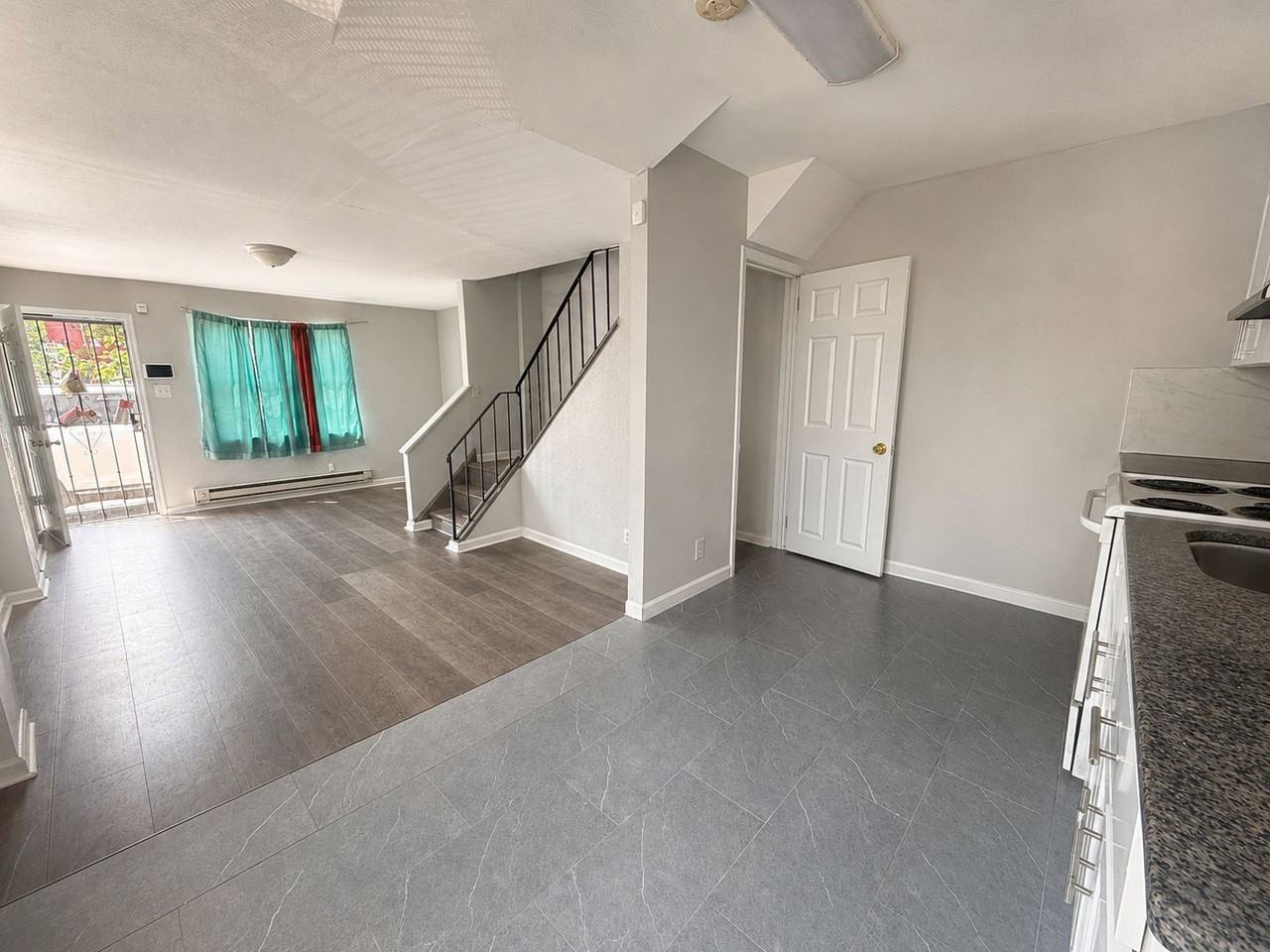 2601 N Sartain St - Photo 4 of 17