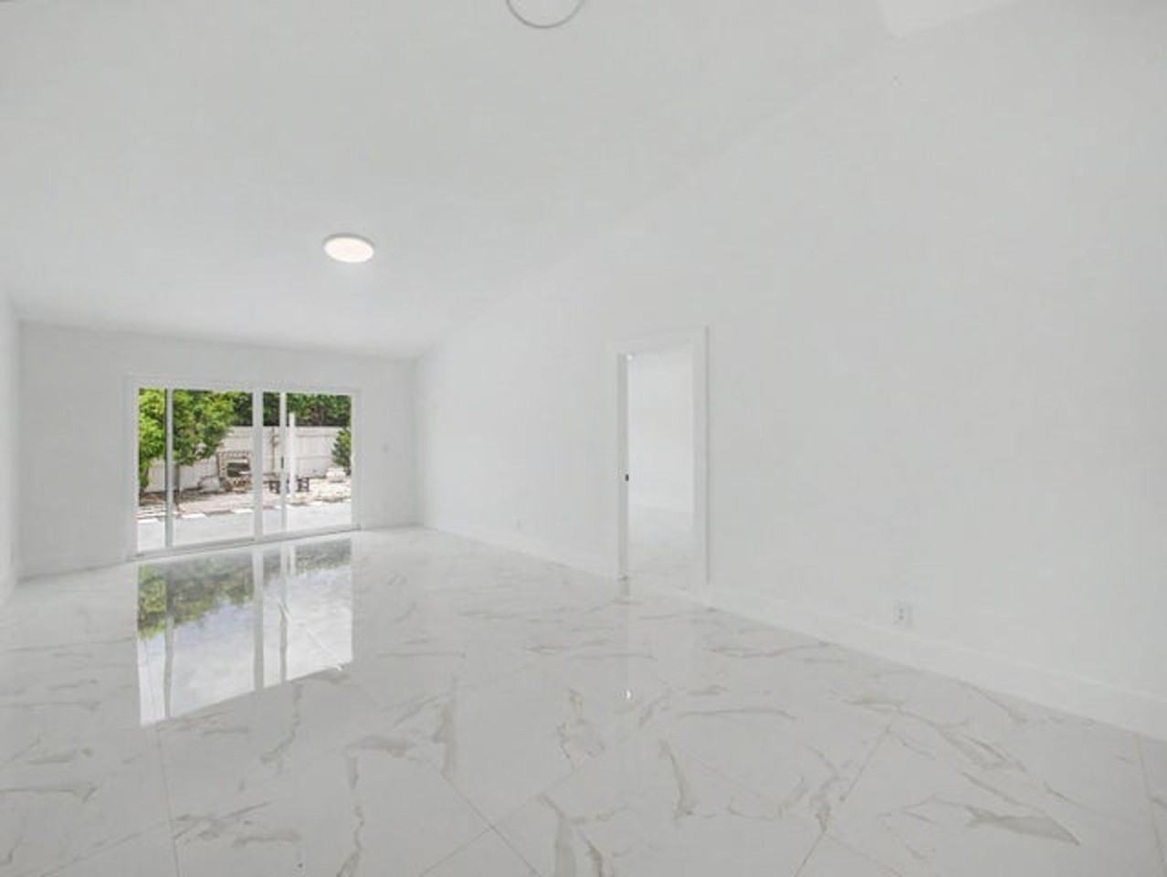 8464 Lake Worth Rd - Photo 4 of 16