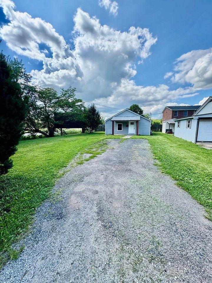 102 Crabtree Dr - Photo 2 of 11