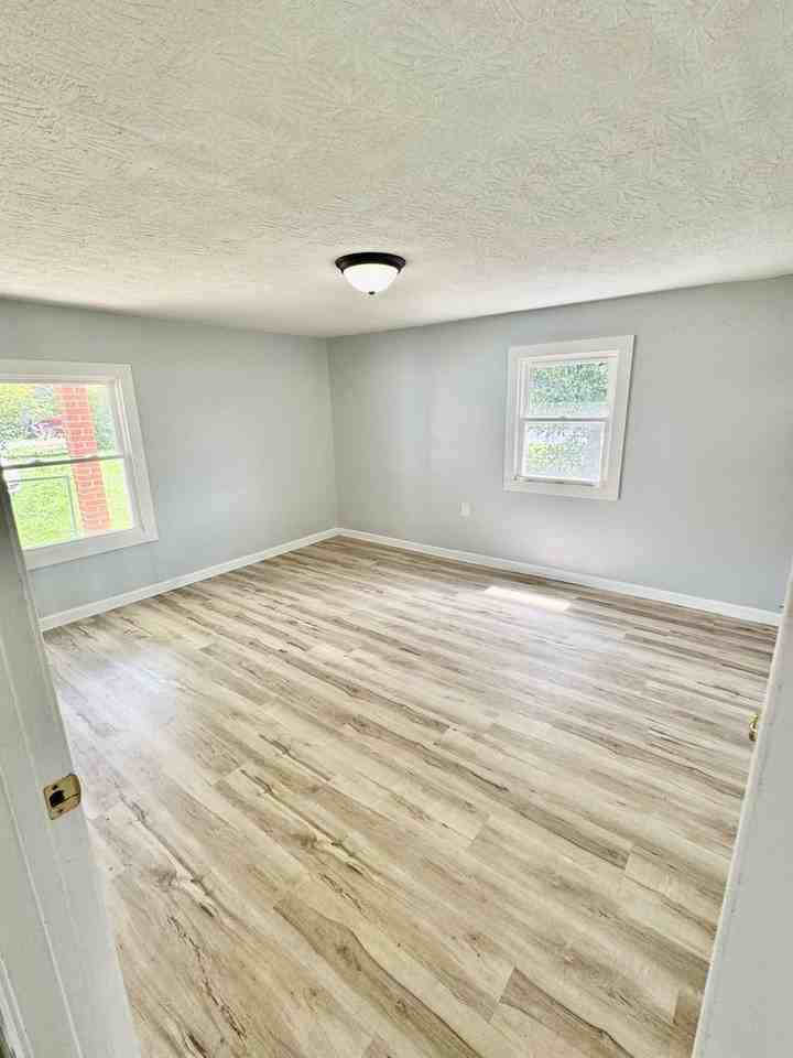 102 Crabtree Dr - Photo 3 of 11