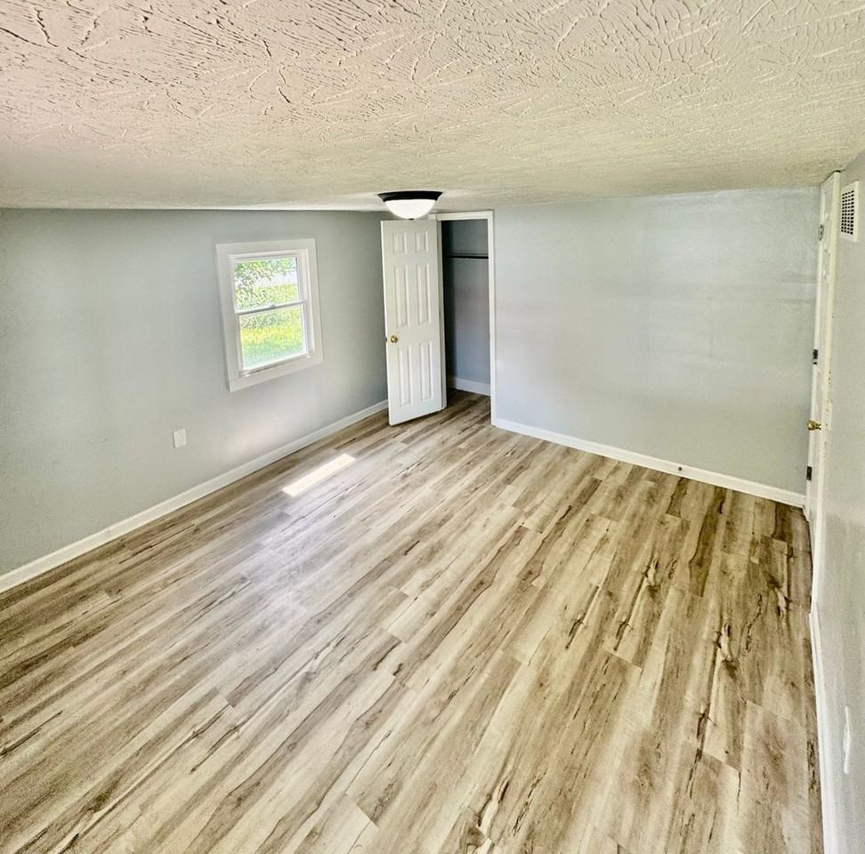 102 Crabtree Dr - Photo 4 of 11
