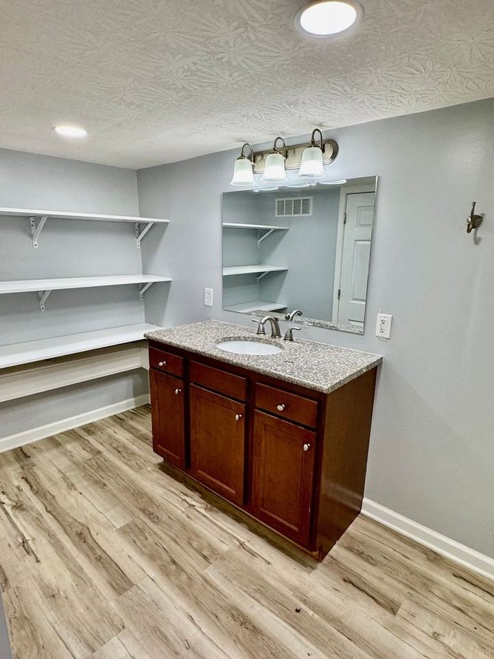 102 Crabtree Dr - Photo 5 of 11