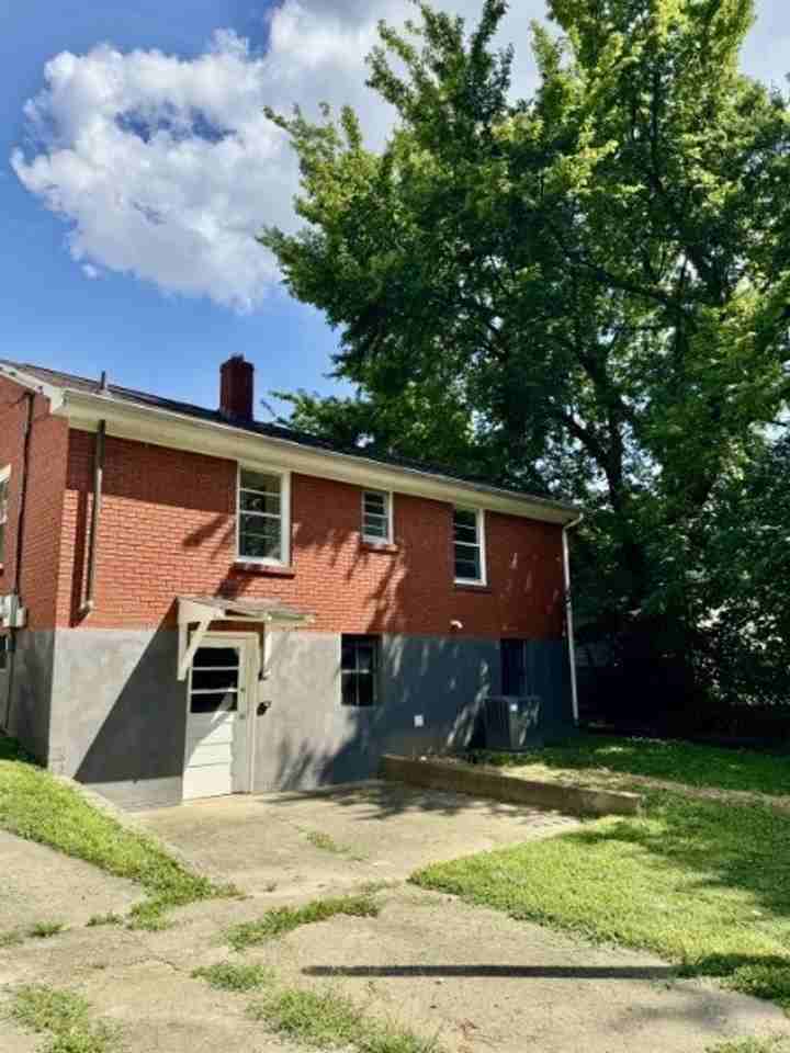 604 N Mantle Ave - Photo 5 of 21