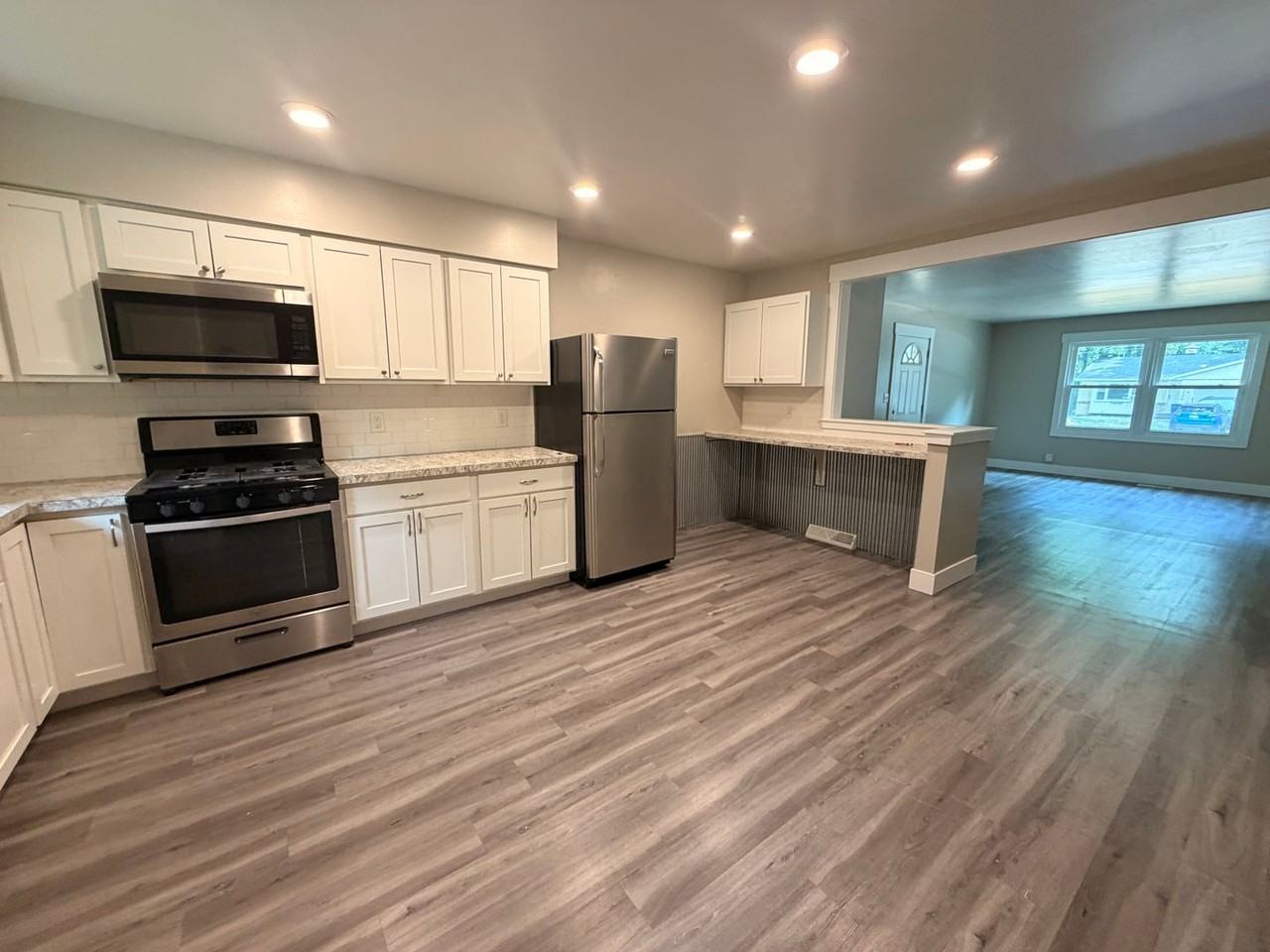 5729 Ridgebrook Ave Se - Photo 6 of 31