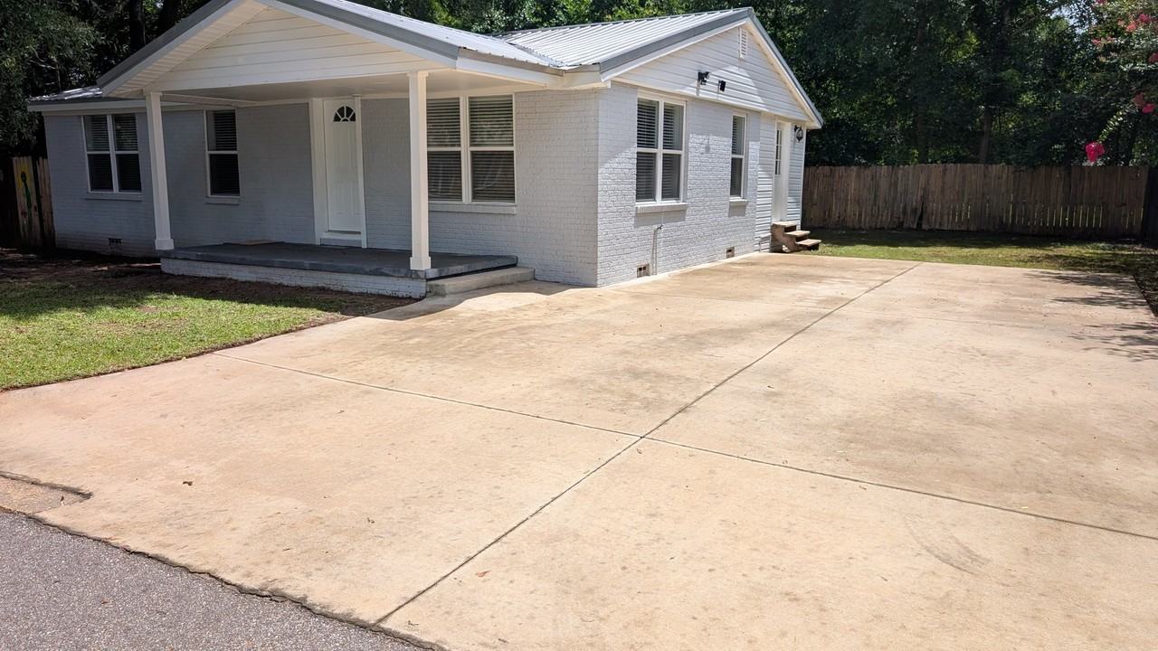 202 Law Ave - Photo 2 of 20