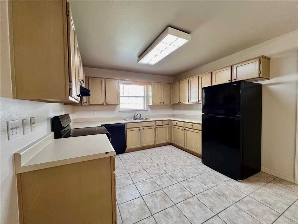 5641 W Fountain St - Photo 6 of 19