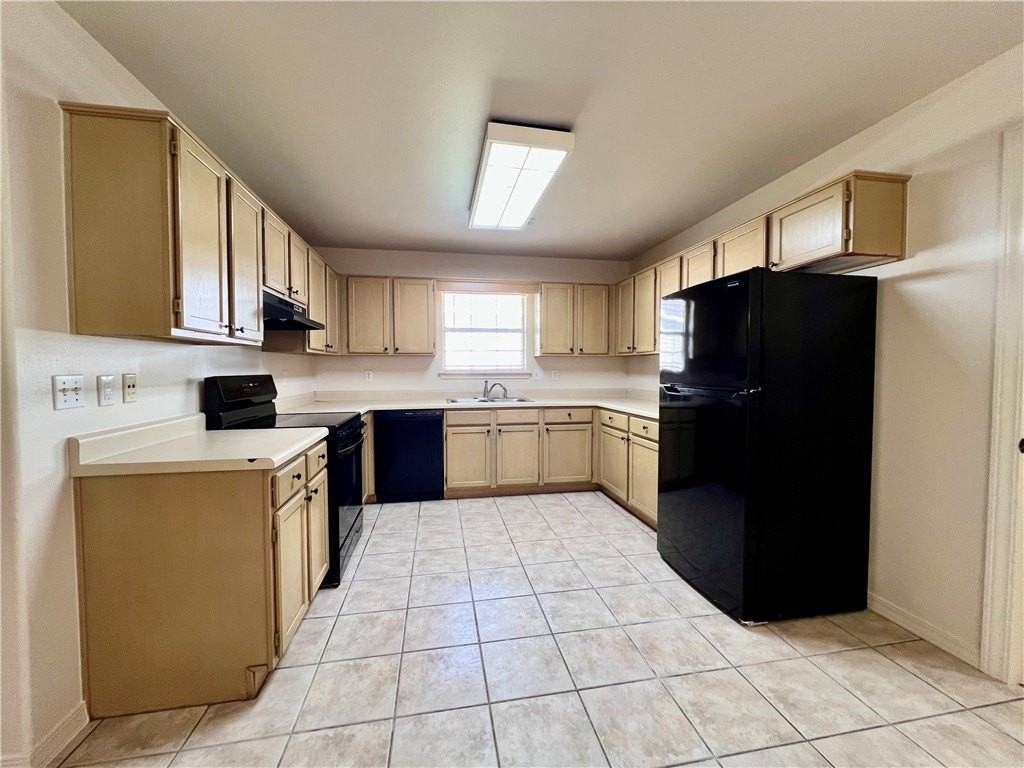 5641 W Fountain St - Photo 7 of 19