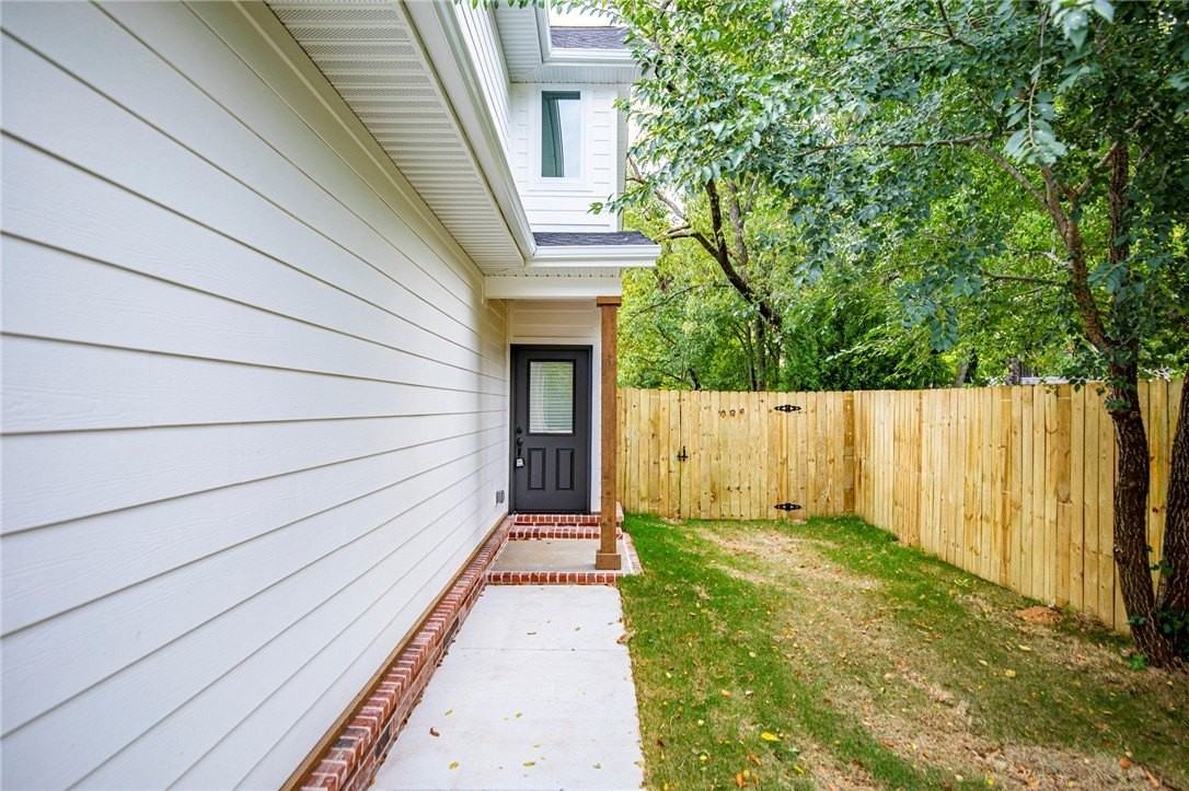 715 N Mount Olive St - Photo 2 of 24