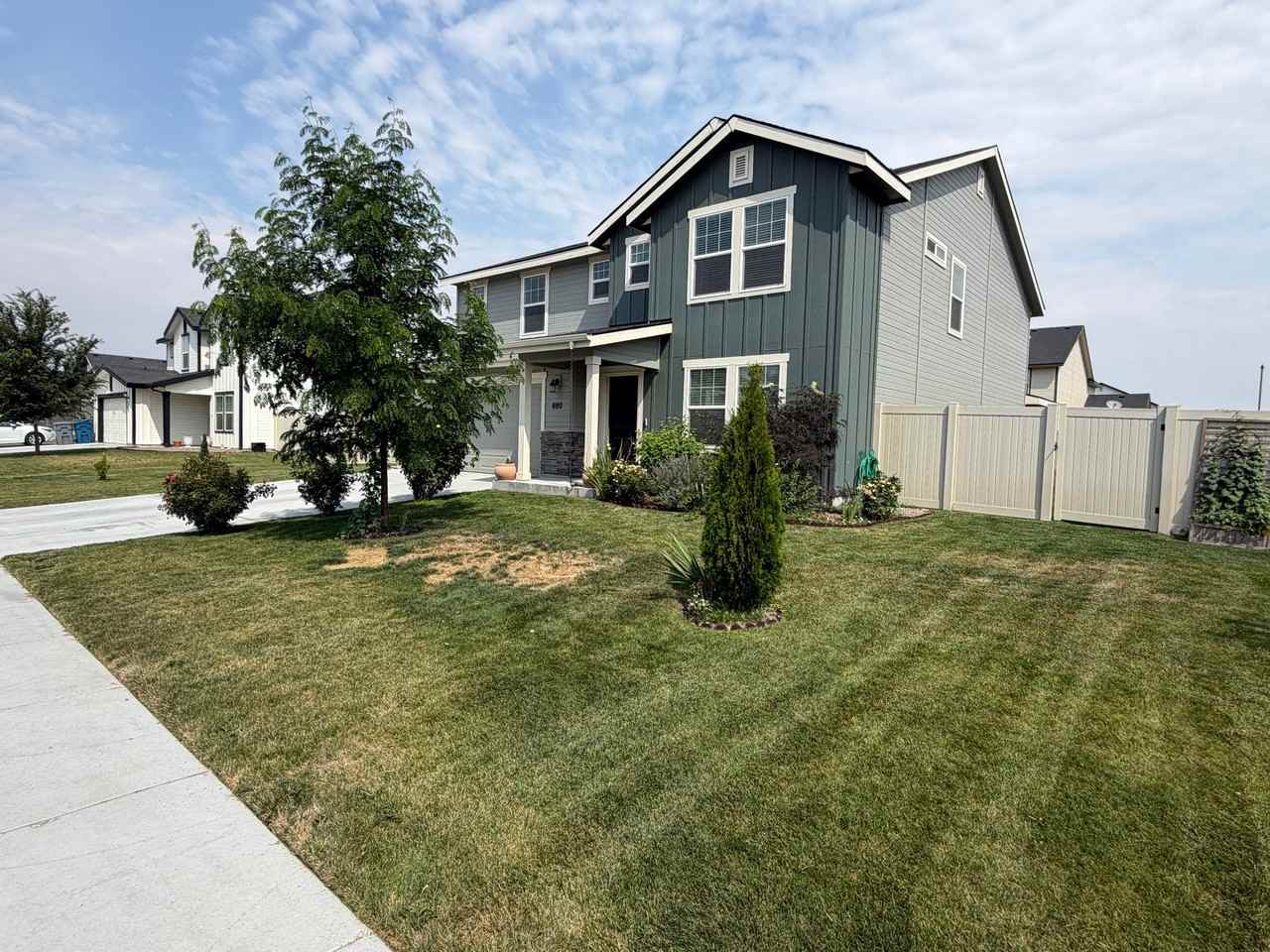 690 Sw Raelynn St - Photo 3 of 50