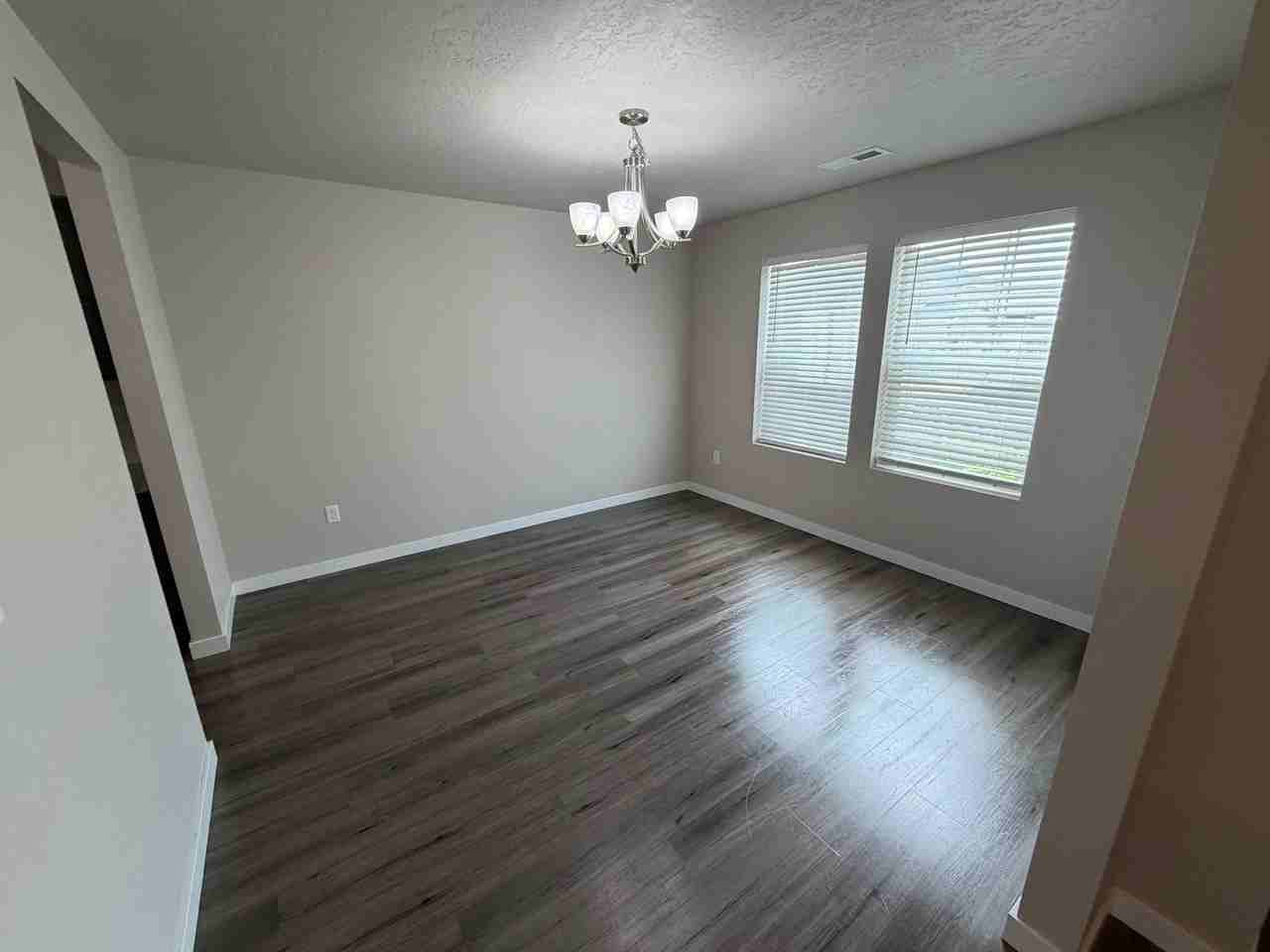 690 Sw Raelynn St - Photo 5 of 50