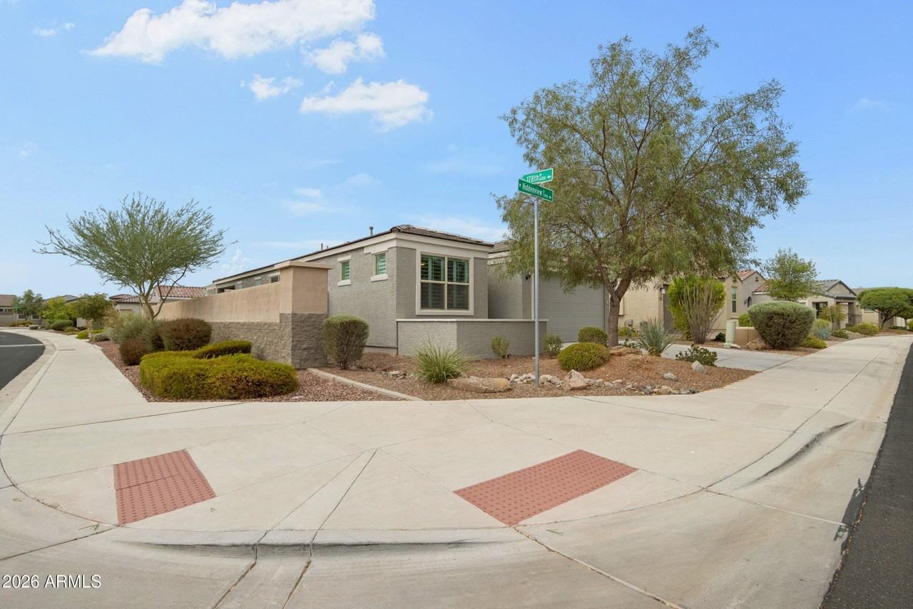 17863 W Hiddenview Dr - Photo 4 of 39