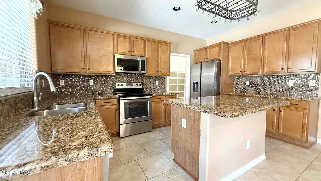 2714 E Birchwood Pl - Photo 2 of 17
