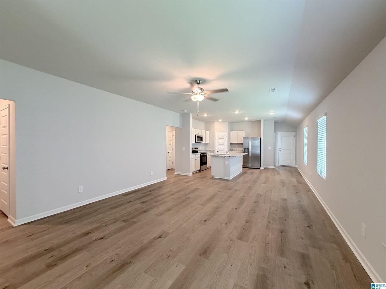 132 CHALLENGER WAY - Photo 4 of 37