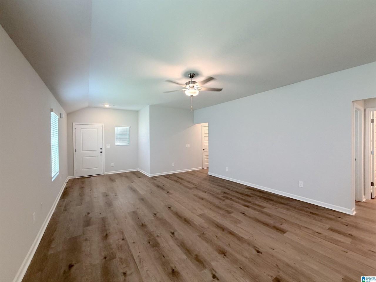 132 CHALLENGER WAY - Photo 7 of 37