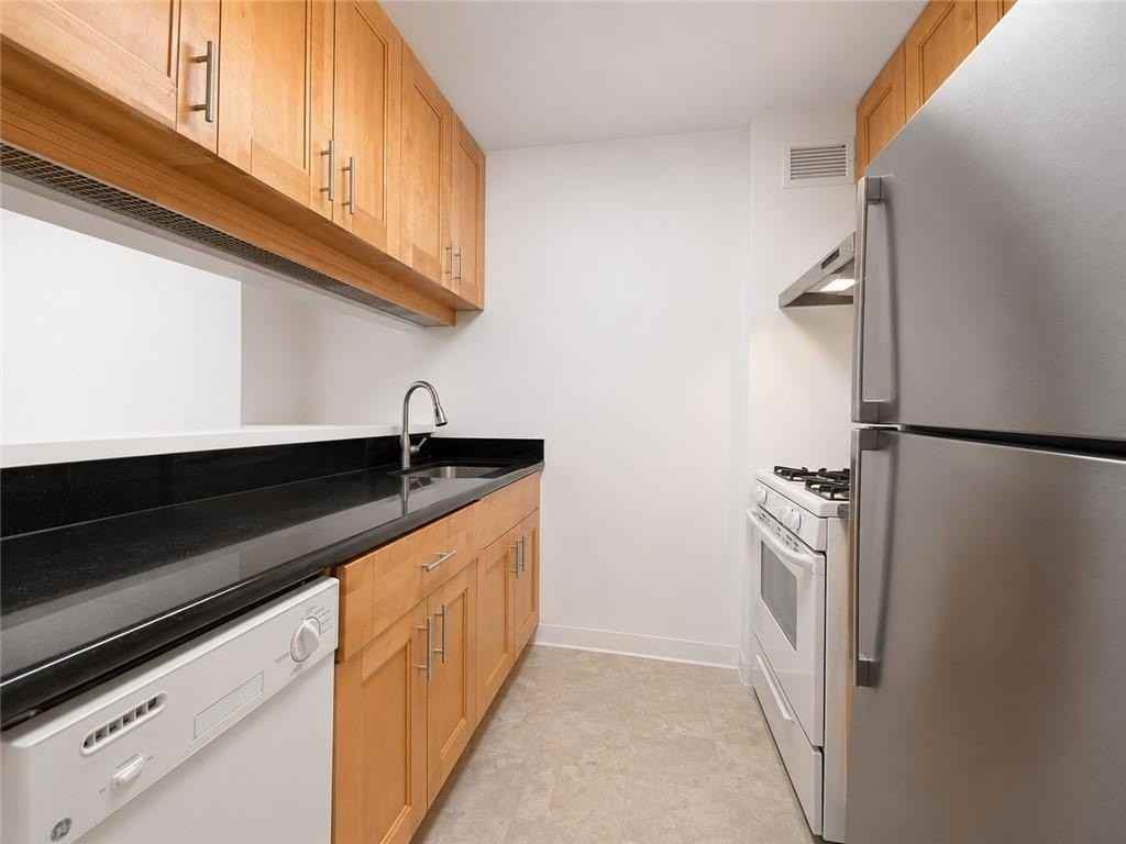376 Broadway #24D - Photo 3 of 4