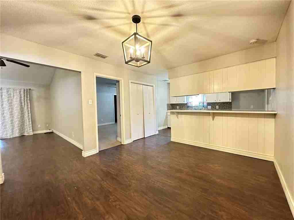 2114 Saint Charles Dr - Photo 5 of 22