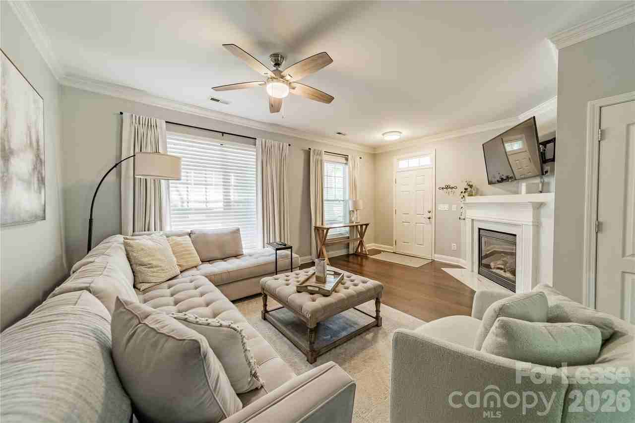 419 Hurston Cir - Photo 4 of 23