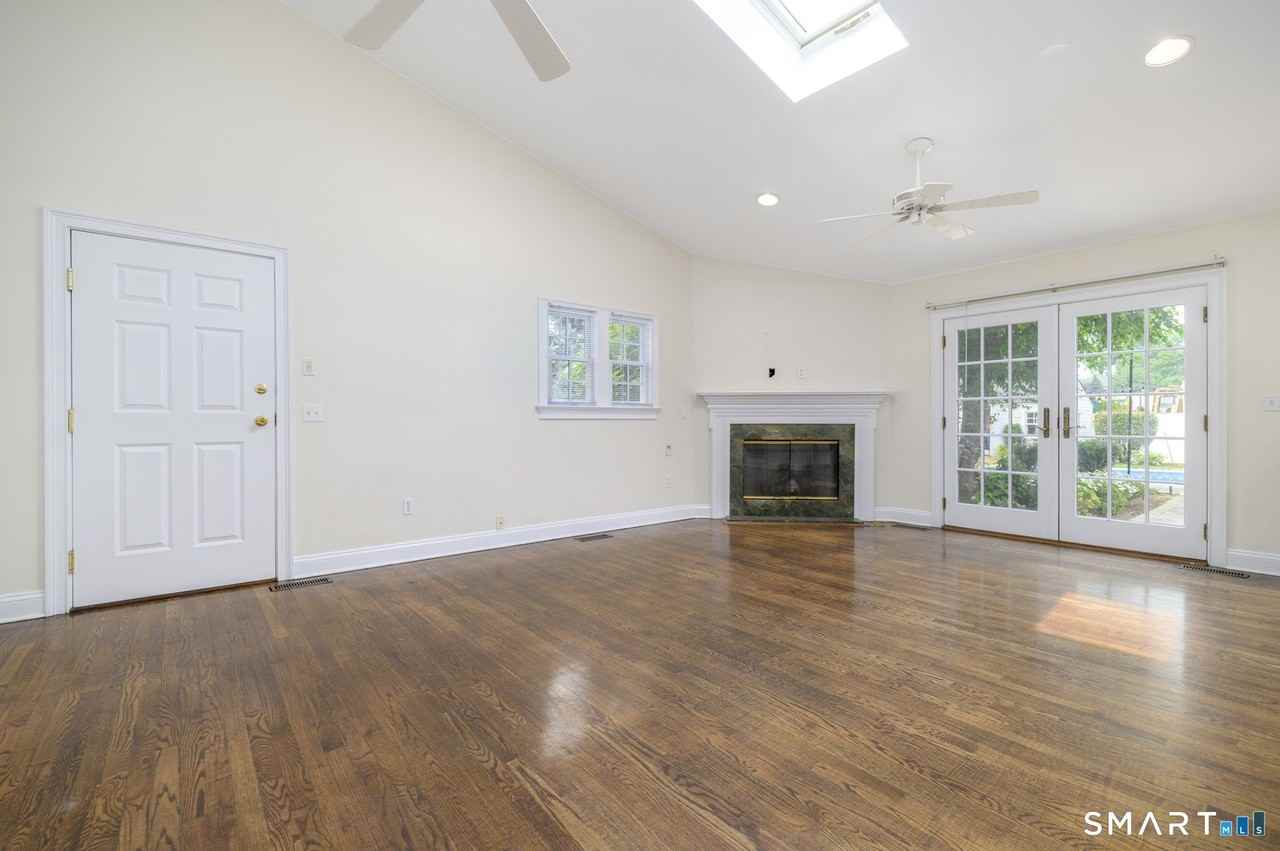 18 Elm Tree Pl #1stFL - Photo 3 of 29