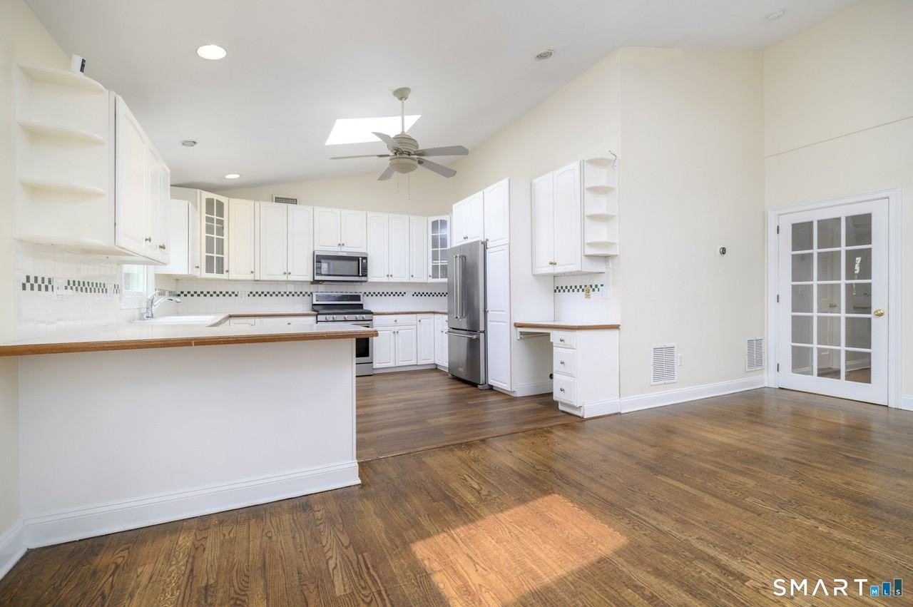 18 Elm Tree Pl #1stFL - Photo 5 of 29