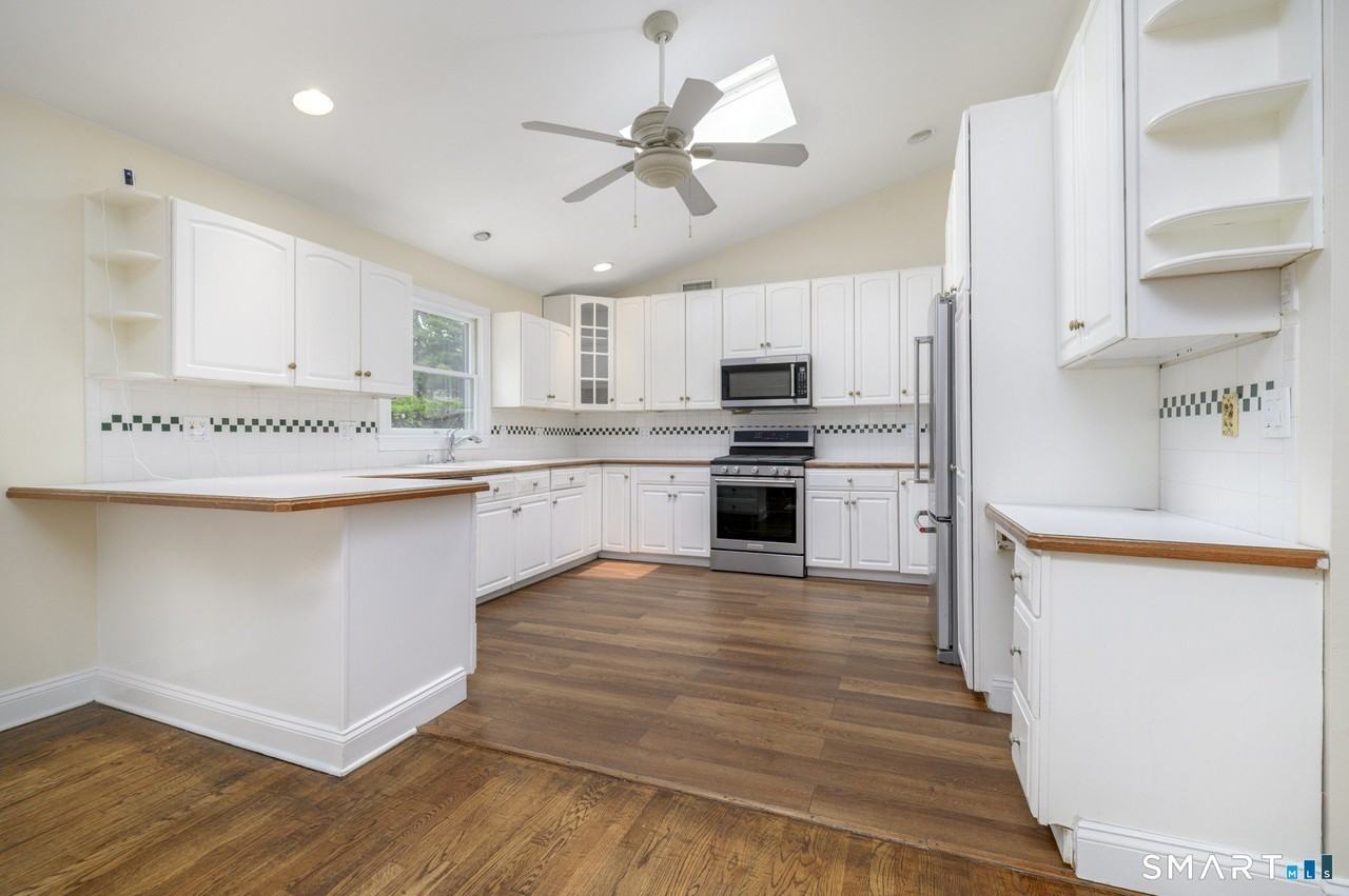 18 Elm Tree Pl #1stFL - Photo 6 of 29