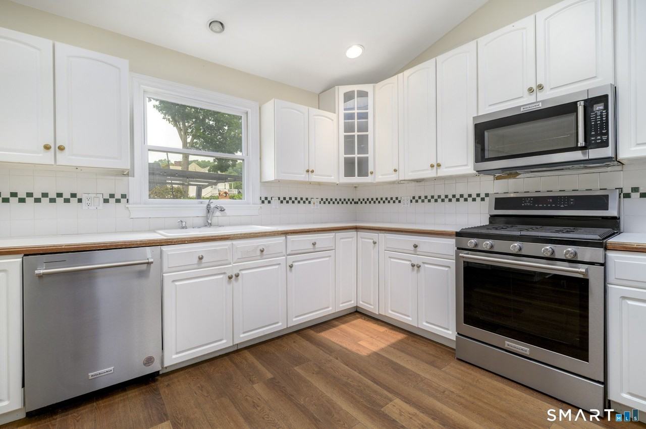 18 Elm Tree Pl #1stFL - Photo 7 of 29