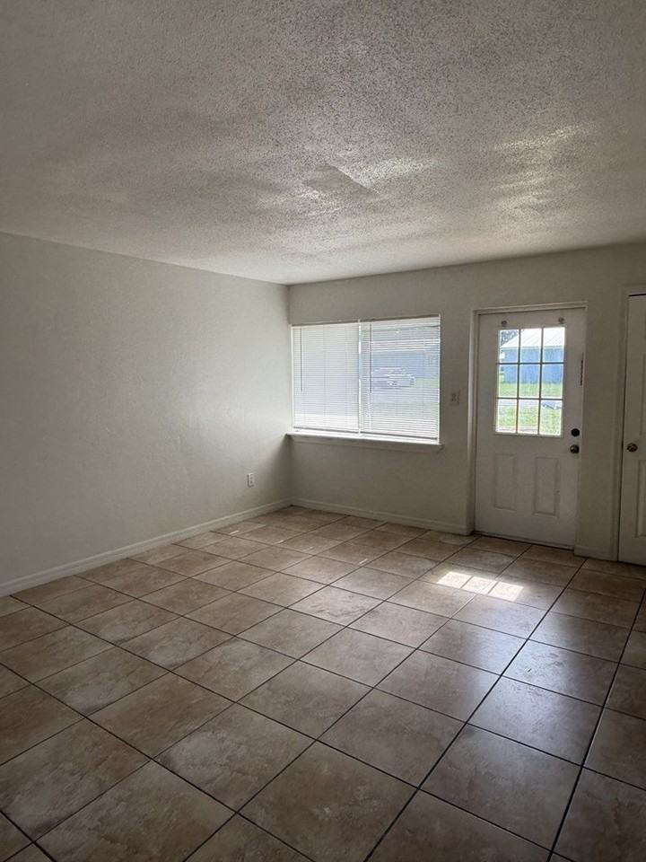 408 Se 7th Ter - Photo 2 of 8