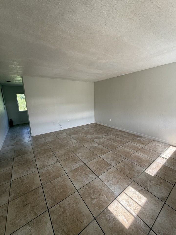 408 Se 7th Ter - Photo 3 of 8