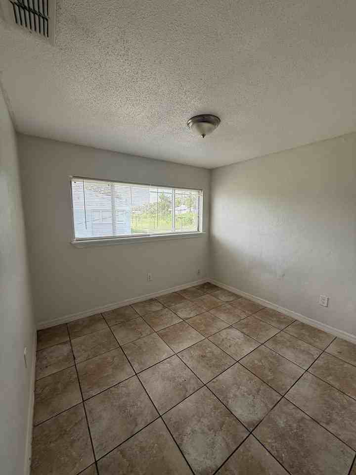 408 Se 7th Ter - Photo 6 of 8