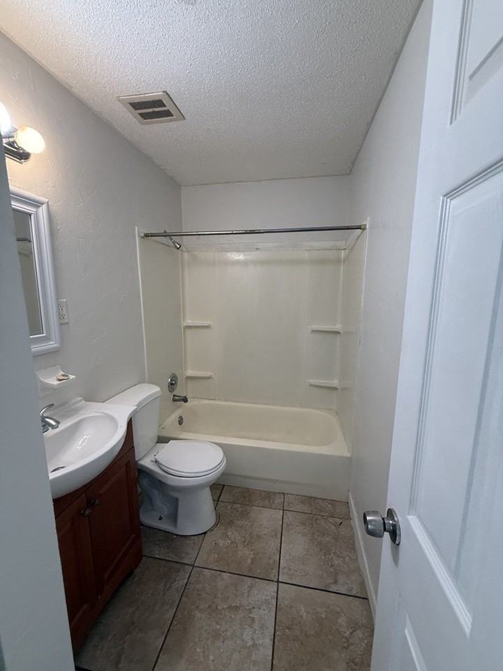 408 Se 7th Ter - Photo 7 of 8