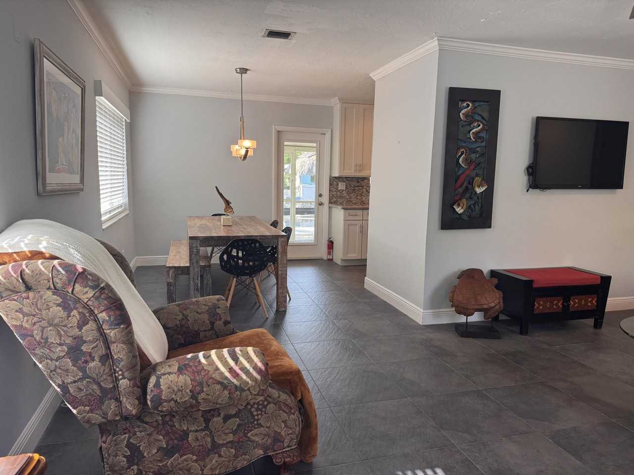 135 Peace Ave - Photo 4 of 20