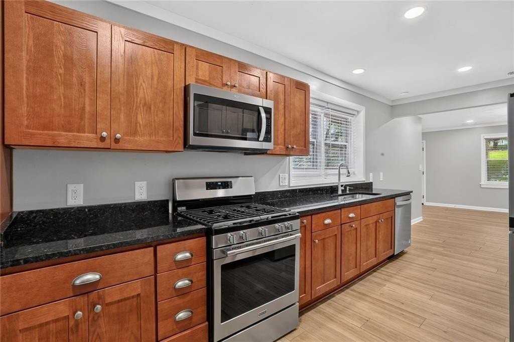 1220 Roxboro Dr Ne - Photo 3 of 20