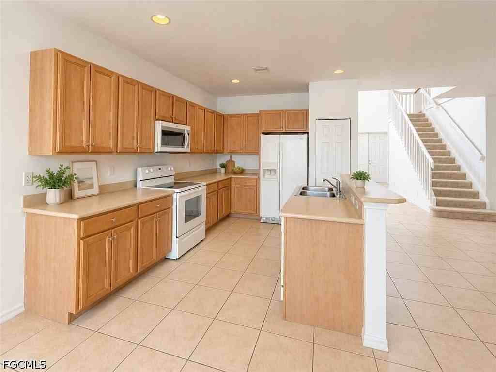 17038 Tremont St - Photo 7 of 30