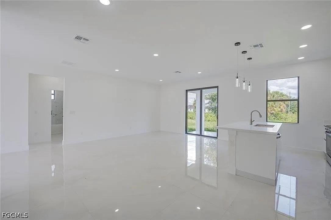 5905 Sunshine Blvd - Photo 3 of 20