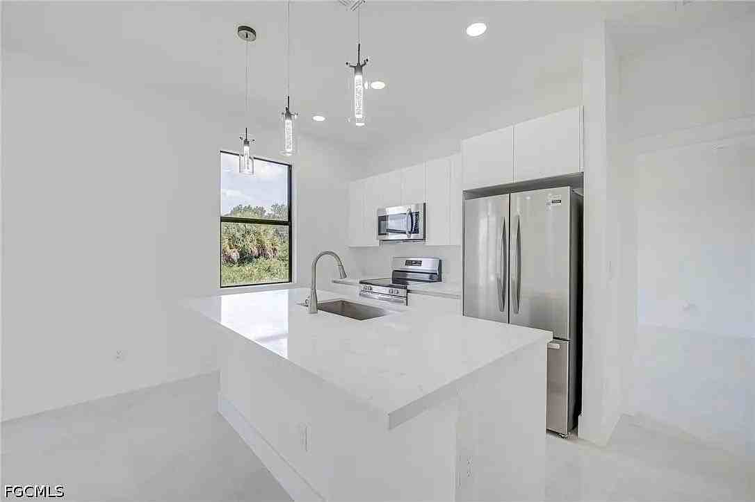 5905 Sunshine Blvd - Photo 6 of 20