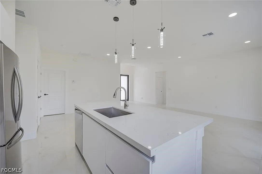 5905 Sunshine Blvd - Photo 7 of 20