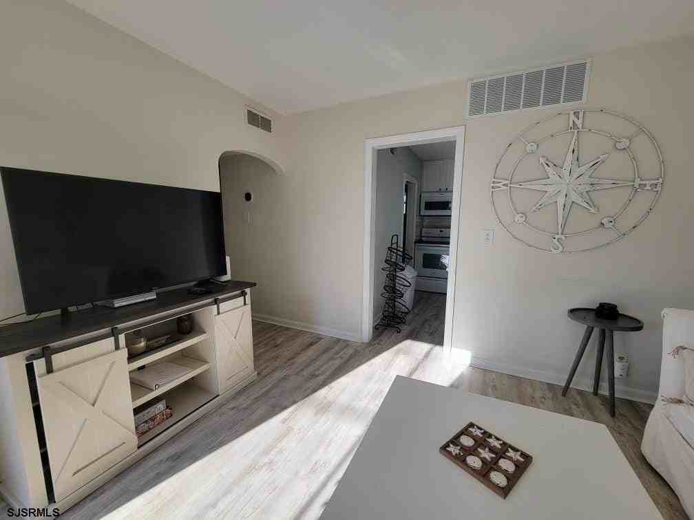 209 N Granville Ave - Photo 6 of 28