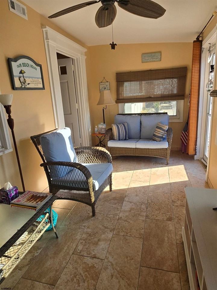 231 N Wyoming Ave - Photo 2 of 19