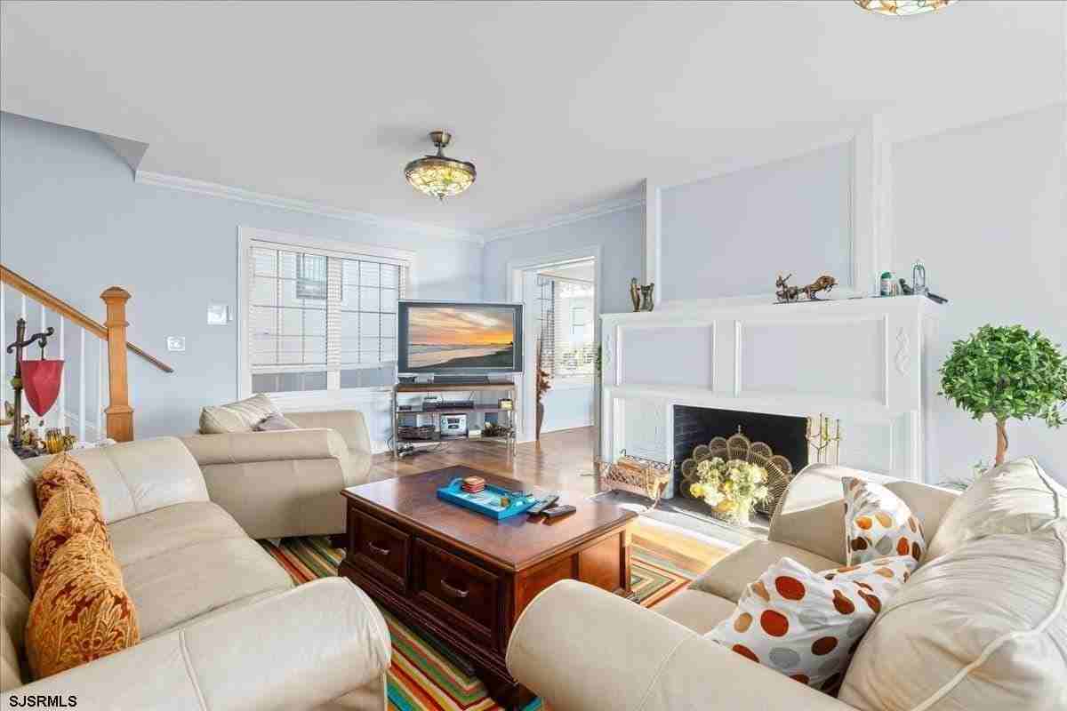 104 S Oakland Ave - Photo 6 of 50
