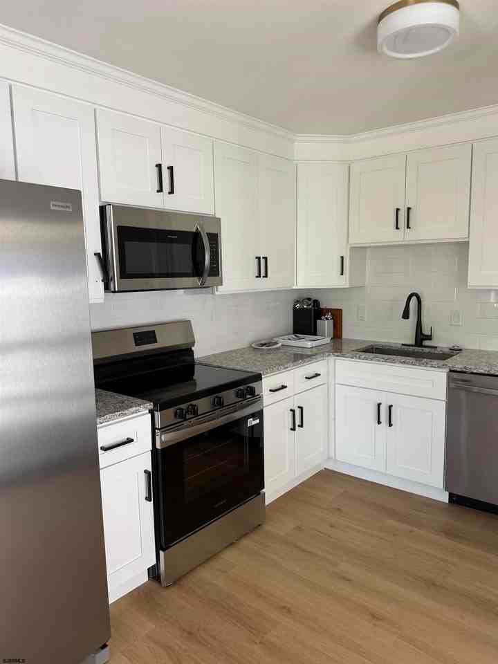 210 N Surrey Ave - Photo 2 of 13