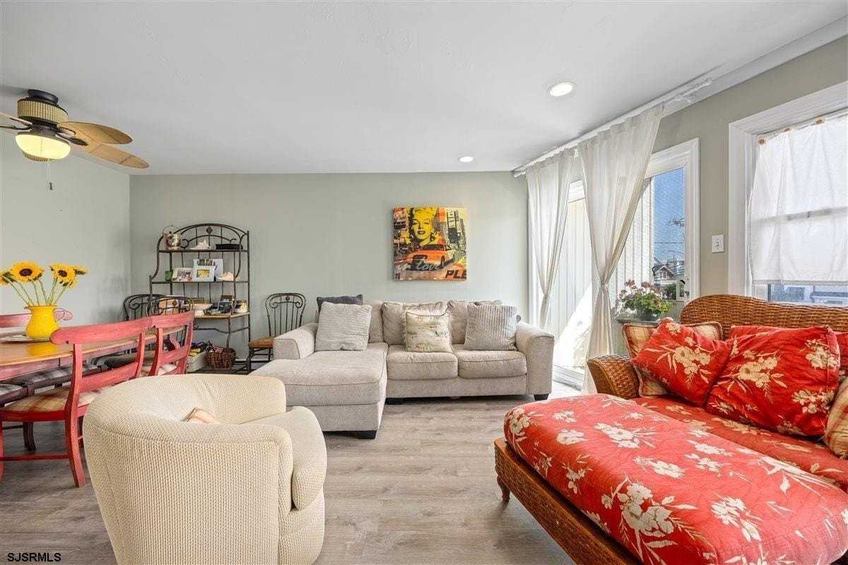 2707 Ventnor Ave - Photo 4 of 36