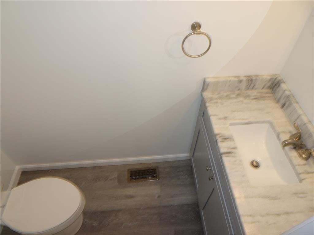 1535 E 7th St - Photo 6 of 18