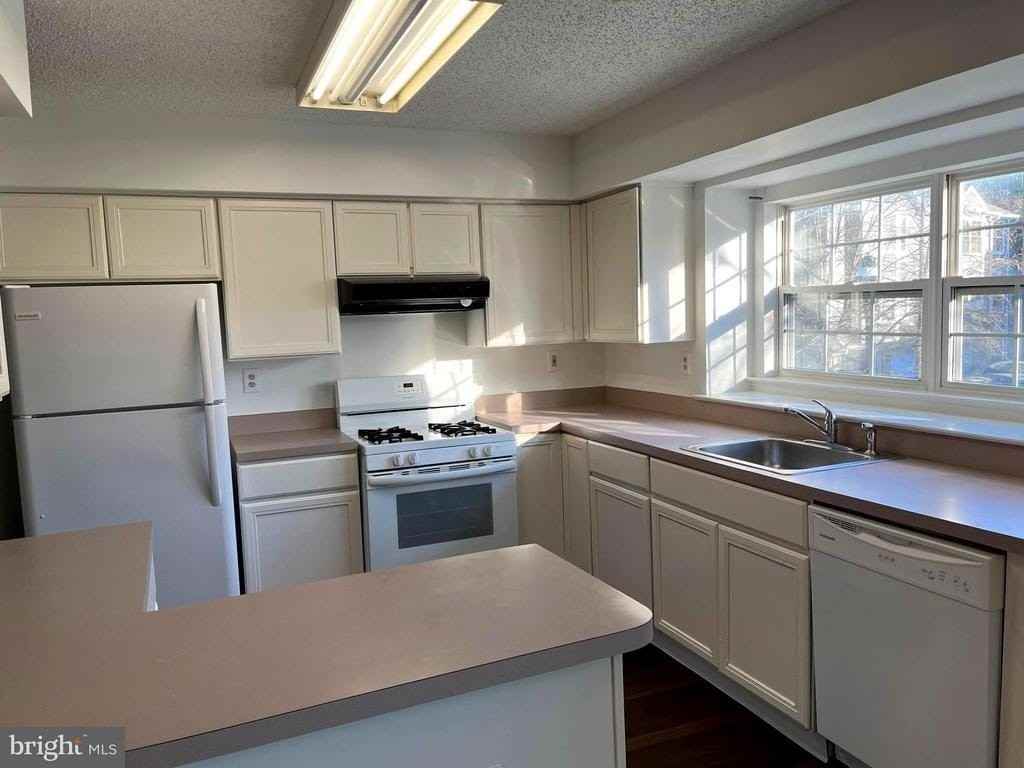 15 Halstead Pl - Photo 6 of 17
